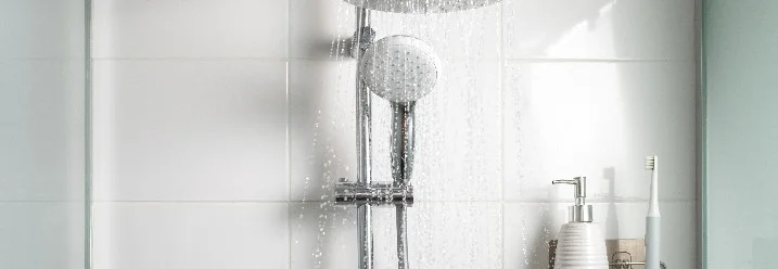 Duschkopf mit laufendem Wasser